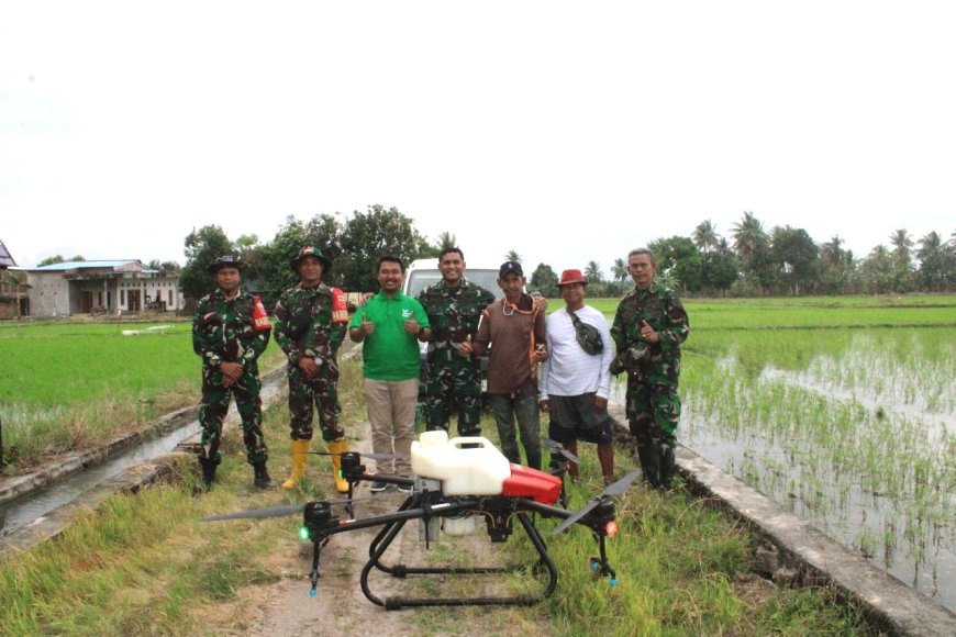 Dandim Pinrang Pantau Penyemprotan Drone di Lahan Pertanian Modern