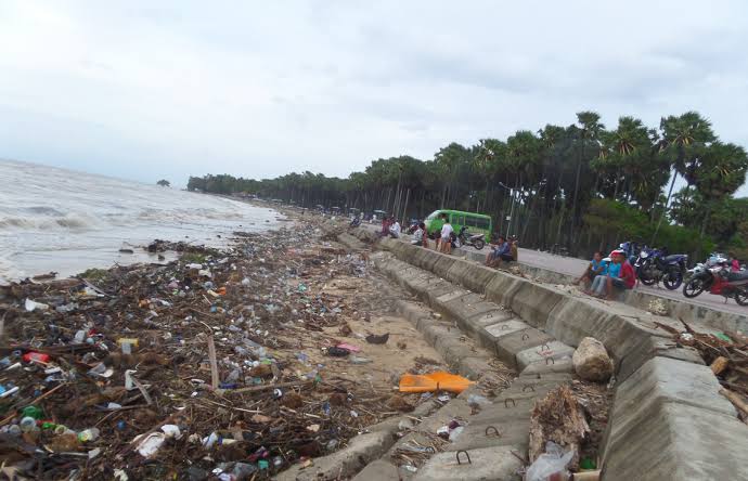 Bakamla Bersi Bersih Pantai di Oesapa Kupang