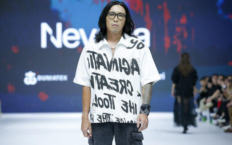 Dr. Tirta Tampil Memukau di Runway JFW 2025 dengan Gaya Street Style