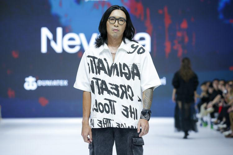 Dr. Tirta Tampil Memukau di Runway JFW 2025 dengan Gaya Street Style