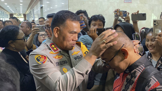 Kapolda NTT Sampaikan Dukungan dengan Mengelus Kepala IPDA Rudy Soik Usai Rapat di DPR