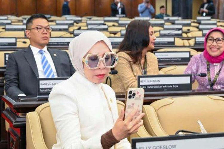 Melly Goeslaw Tampil Nyentrik sebagai Anggota DPR RI