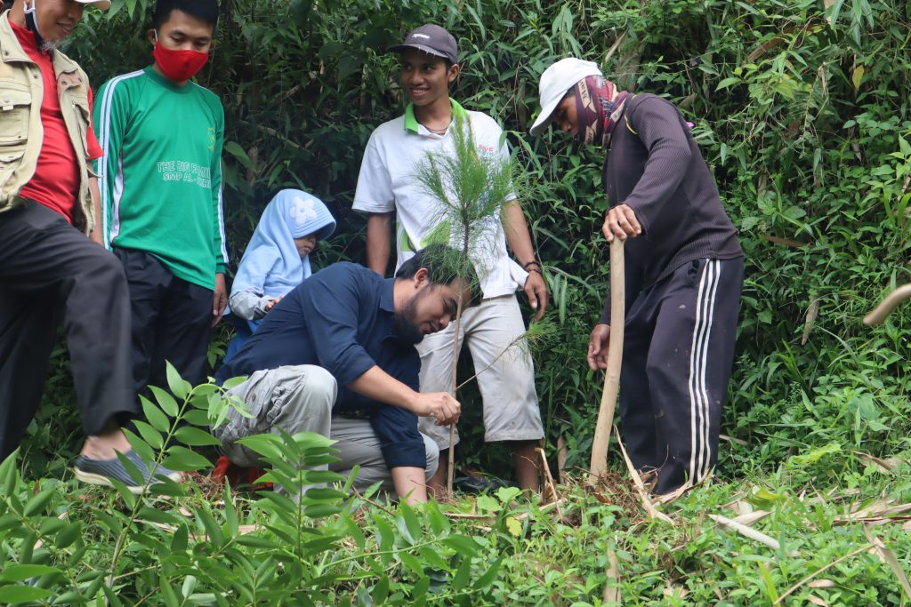 Aksi MOSAIC Menanam Pohon di Hutan Wakaf Bogor untuk Melawan Perubahan Iklim