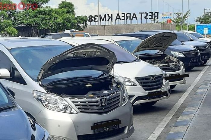 Membuka Kap Mesin Setelah Perjalanan Jauh: Praktik Berbahaya yang Perlu Dihindari