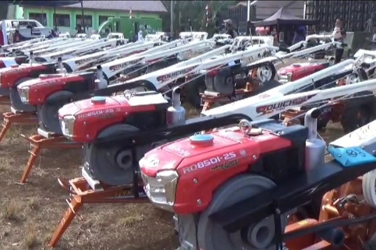 Petani Harus Bayar Rp3 Juta untuk Ambil Traktor Bantuan