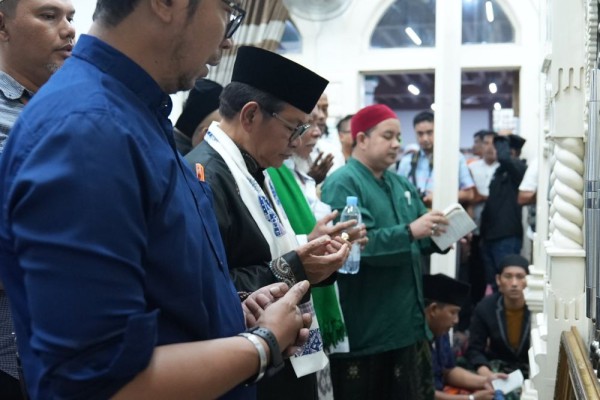 Pramono Tegaskan Komitmen Pengembangan Wisata Religi Setelah Ziarah ke Makam Habib Husei