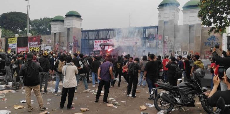 Aksi May Day Memanas! Lemparan, Api, dan Gas Polisi